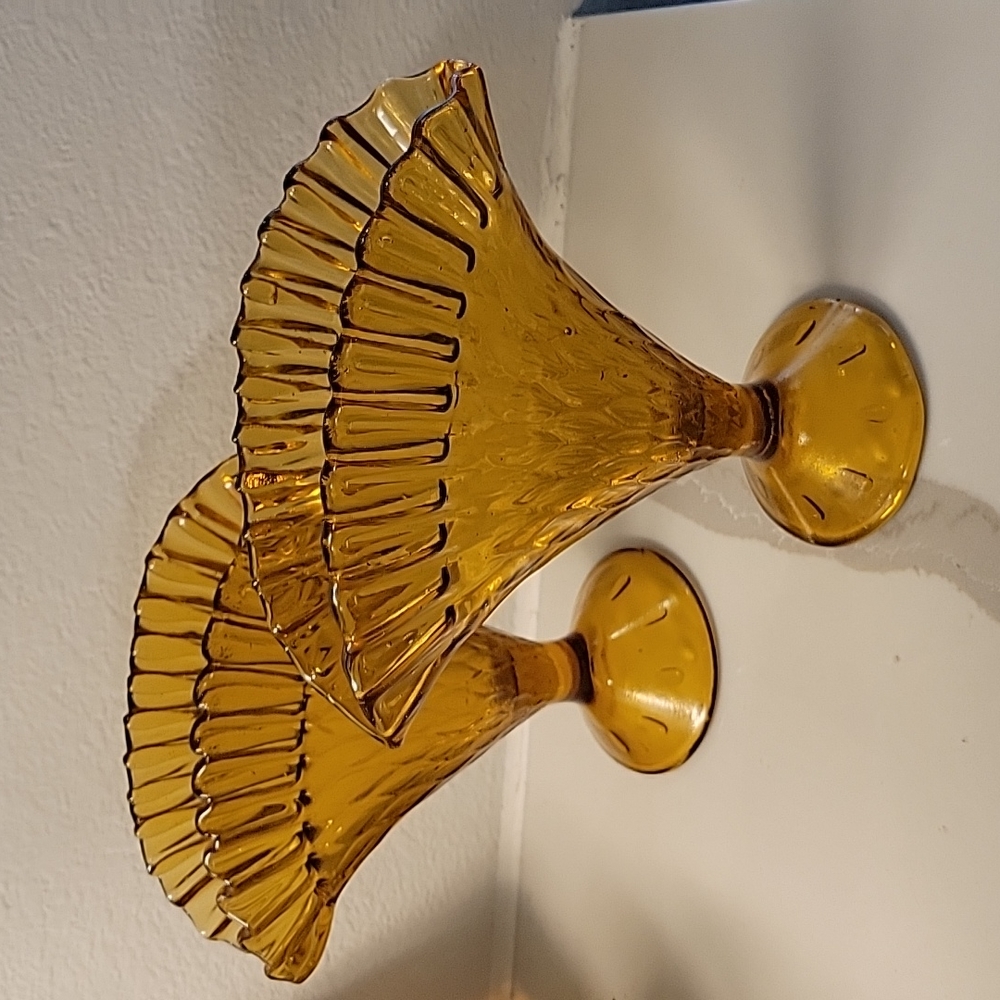 Vintage mid-century ruffled edge amber glass fan vase